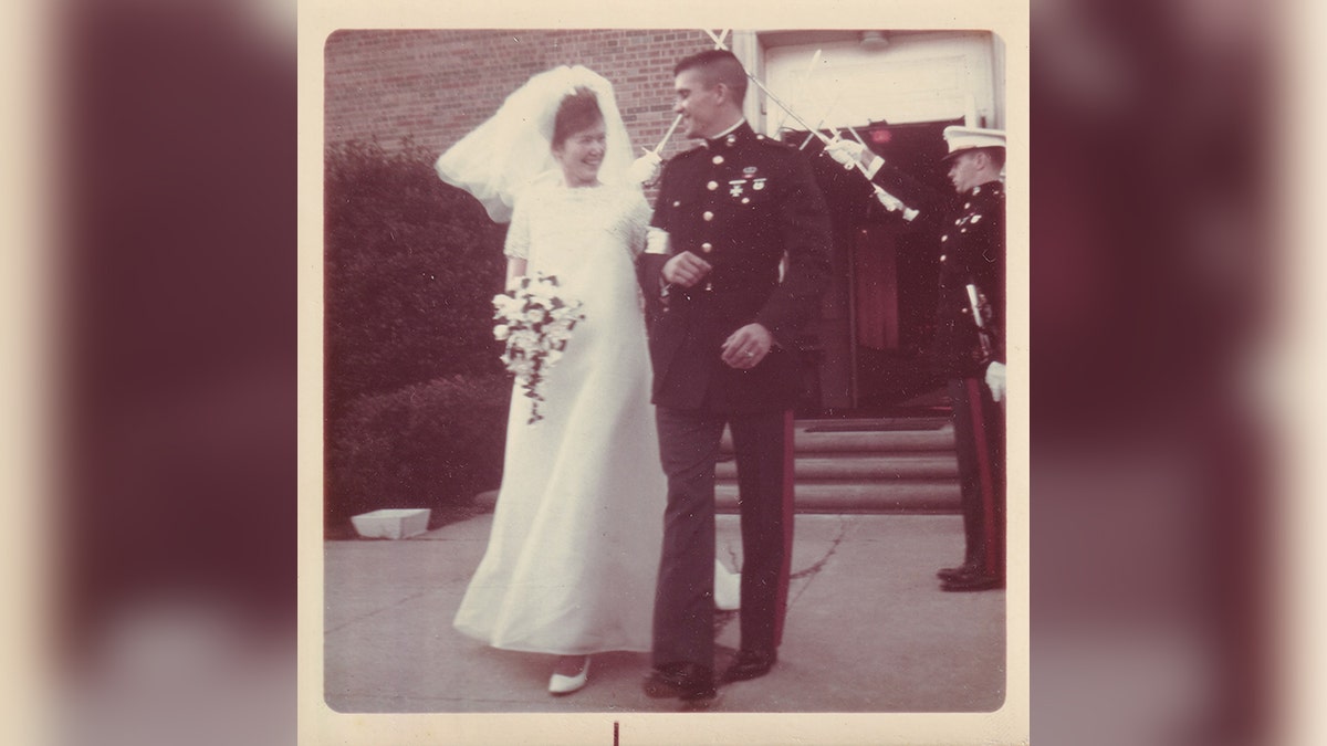 Oliver North y Elizabeth Stuart North el día de su boda. 