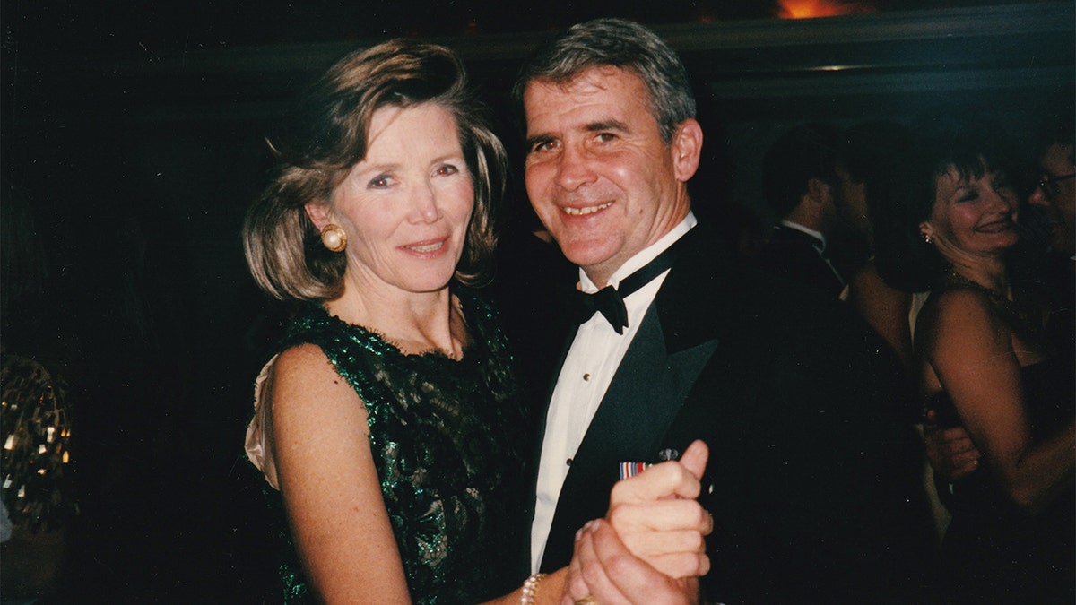 Elizabeth Stuart North y Oliver North