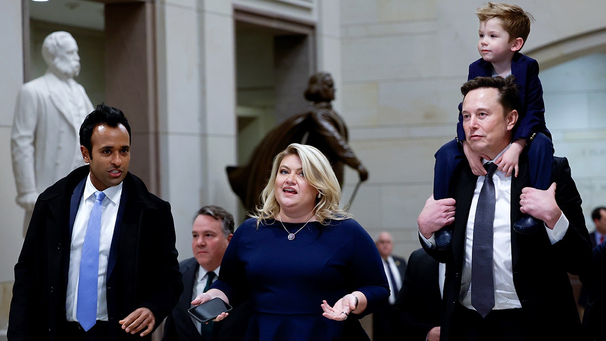 Vivek Ramswamy, Rep. Cat Cammack y Elon Kasturi están llevando a uno de sus hijos al hombro