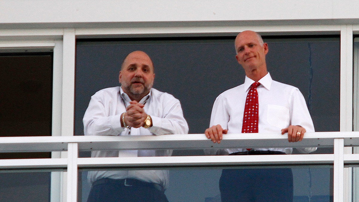 Tony Fabrizio, izquierda, con el Sen. Rick Scott