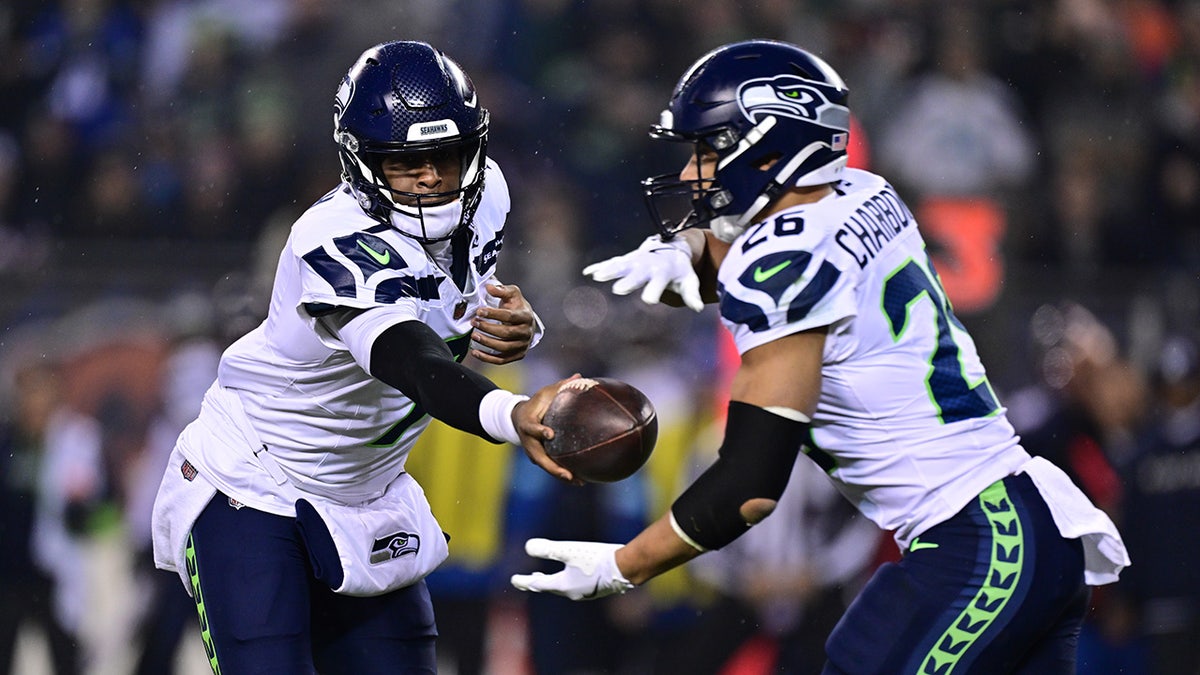 Geno Smith hand off to Zach Charbonnet