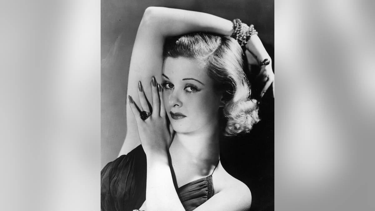 Une photo glamour de Joan Bennett posant.