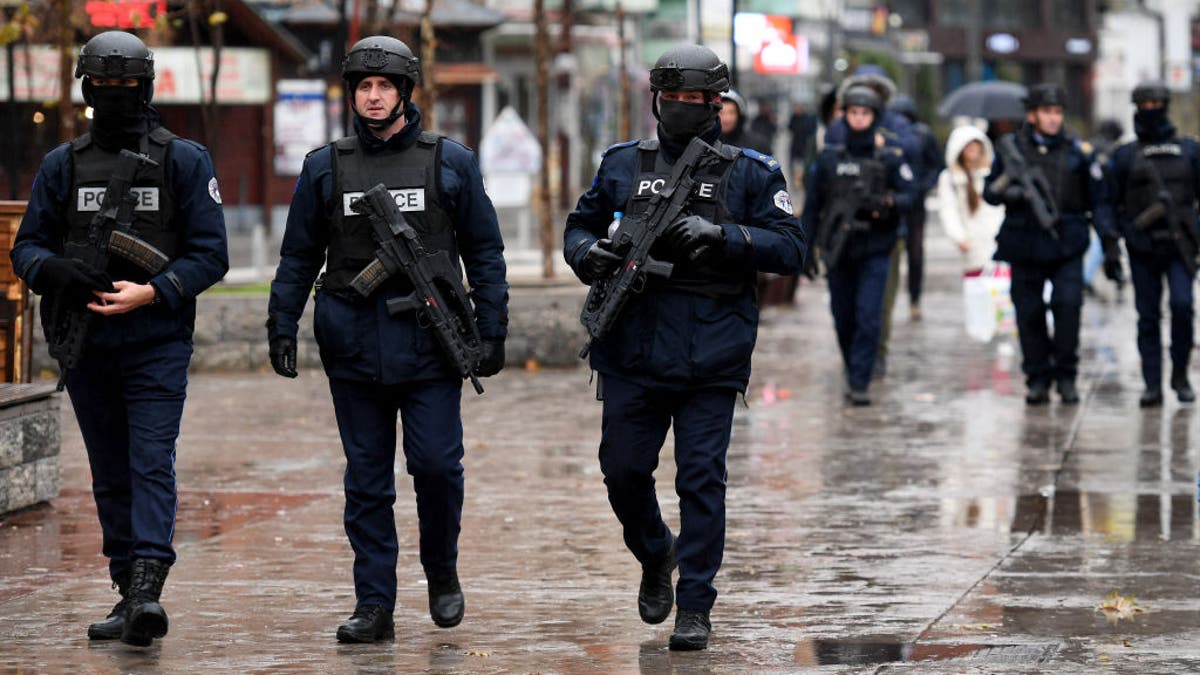 Agentes de la Policía de Kosovo patrullan por las calles de Mitrovica, dividida étnicamente entre serbios en el norte y albaneses en el sur, el 30 de noviembre de 2024.