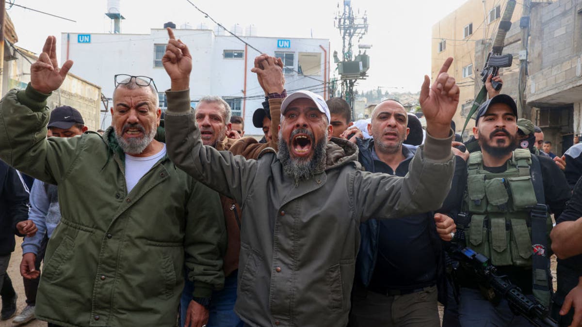 Los dolientes lloran durante el funeral de Rahbi Shalabi, de 19 años, quien fue asesinado un día antes en enfrentamientos entre las fuerzas de seguridad palestinas y militantes en Jenin, en la ocupada Cisjordania, el 10 de diciembre de 2024.