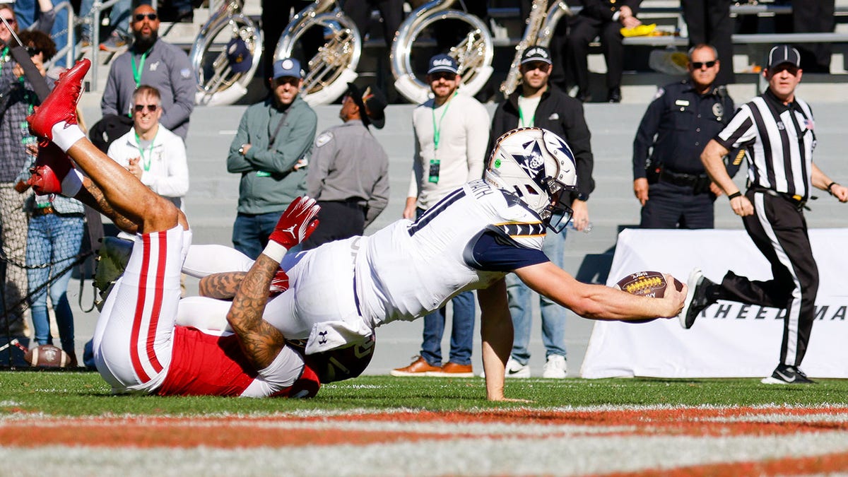 Blake Horvath anota un touchdown