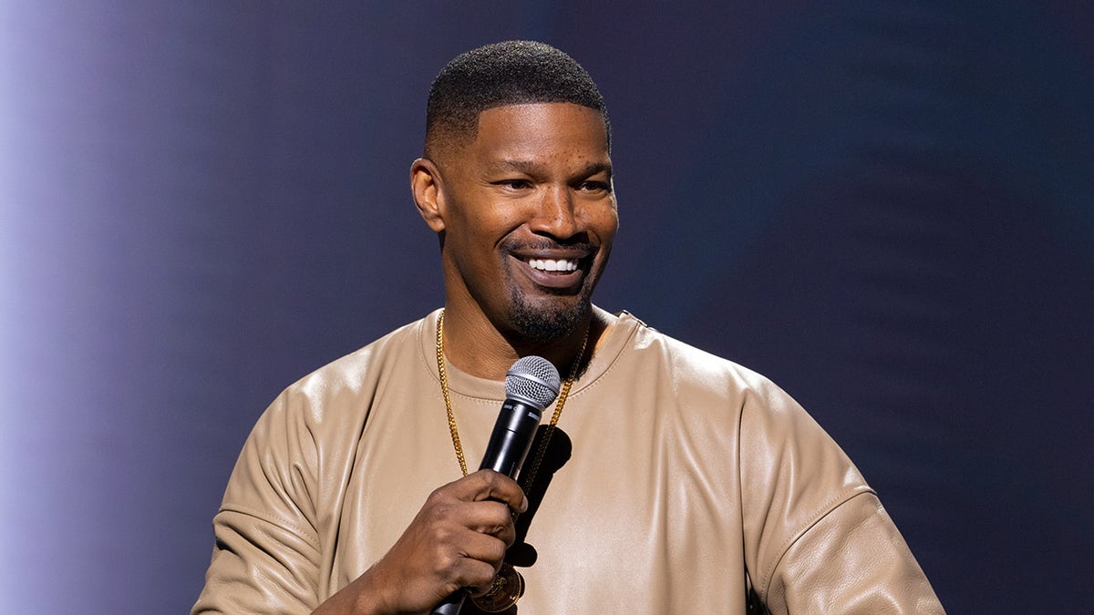 Jamie Foxx performing