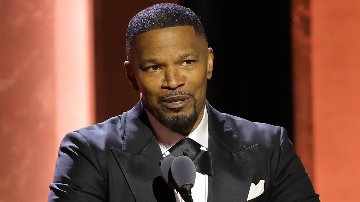 jamie foxx speaks on stage