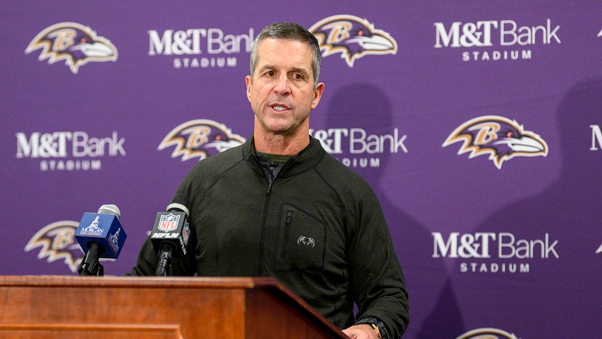 John Harbaugh habla con periodistas