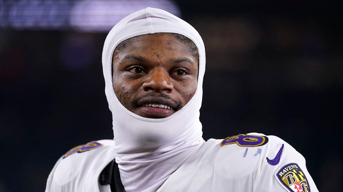 Lamar Jackson se uită