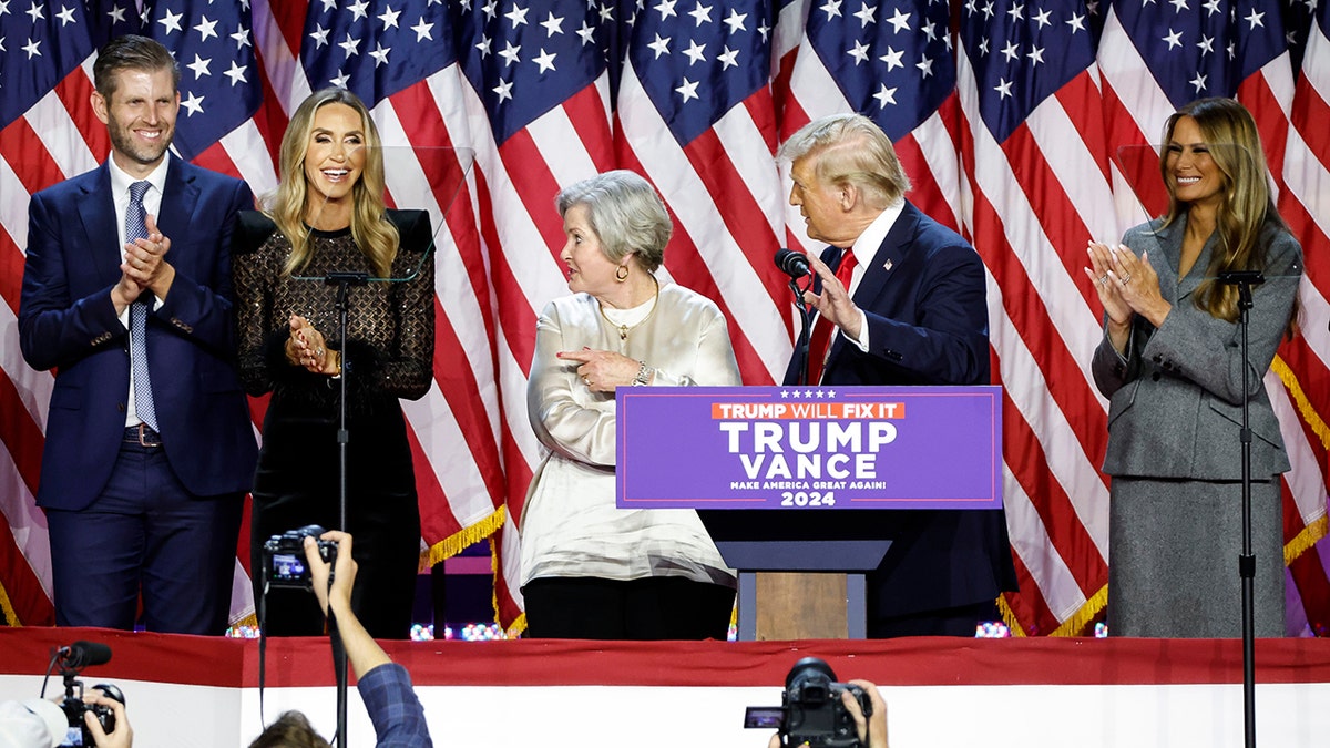 Lara Trump com o marido na festa da noite eleitoral do presidente eleito Trump.