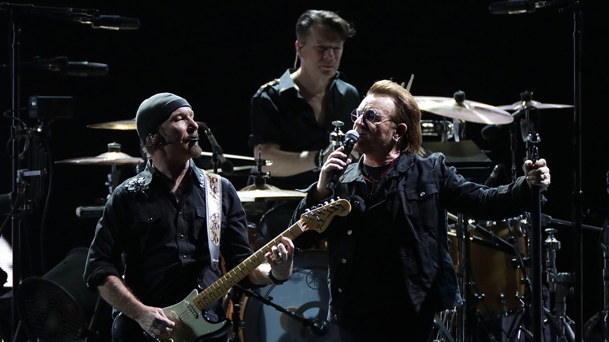 Una foto de U2 en concierto