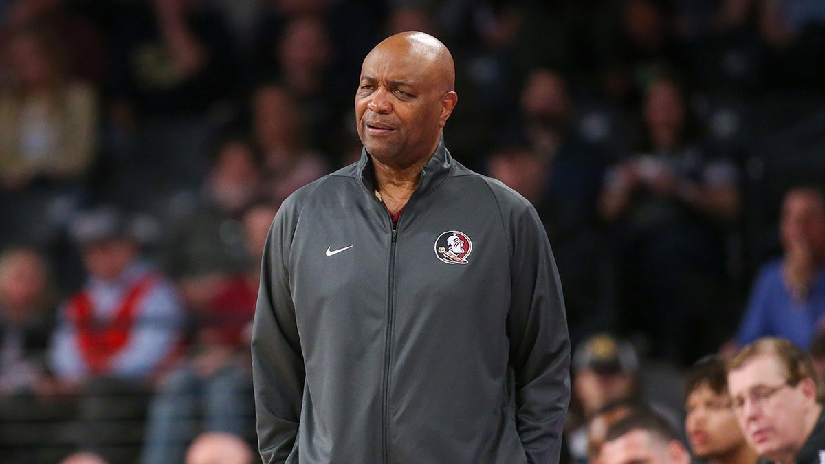 Leonard Hamilton looks on court