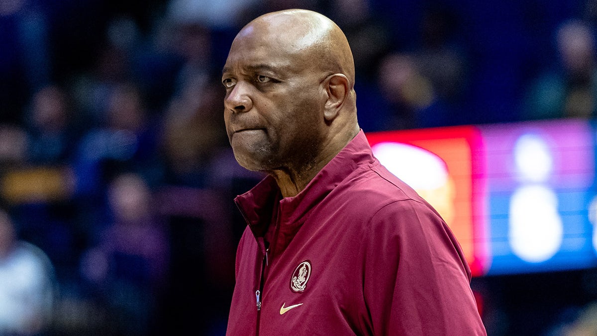 Leonard Hamilton looks on court