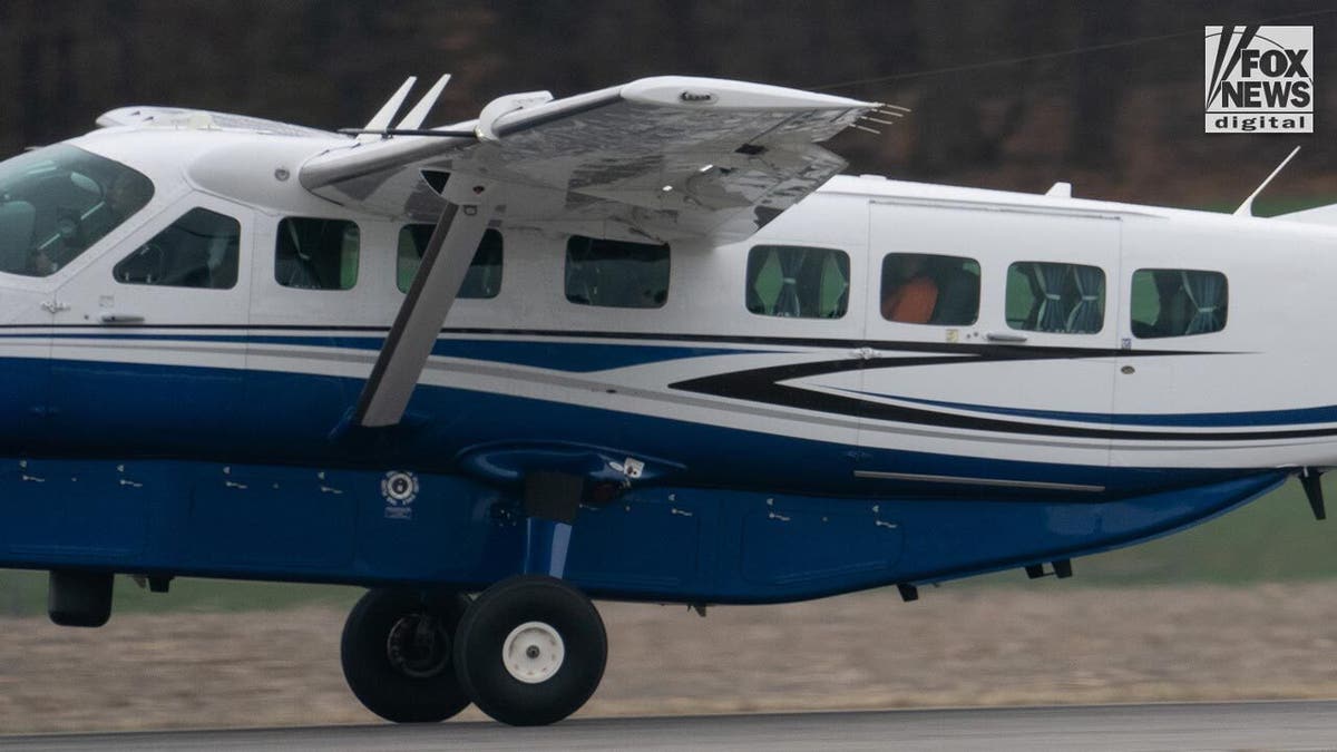 Luigi Mangione en un vuelo de Pensilvania a Nueva York el 19 de diciembre, tras renunciar a la extradición.