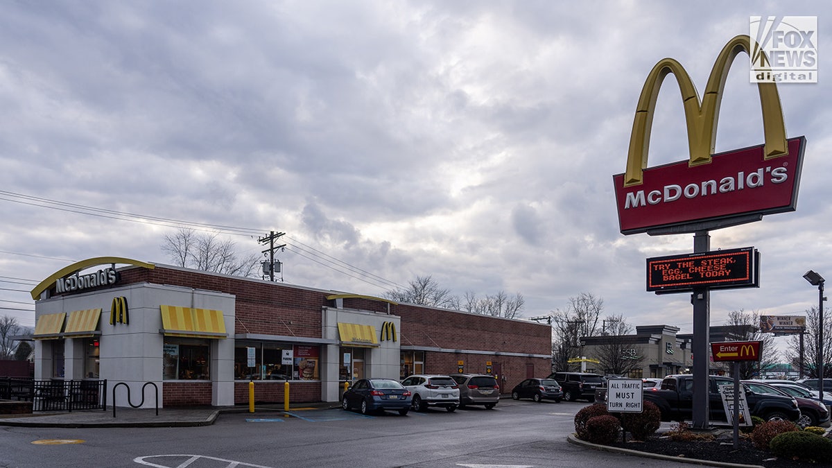 A cena externa do restaurante McDonalds na Pensilvânia Ultuna