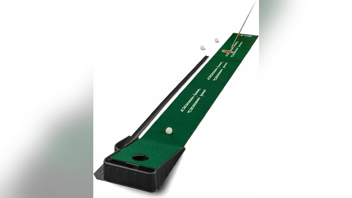 Schenken Sie dem Golfliebhaber den SKLZ Accelerator PRO – ein Indoor-Putting-Green.