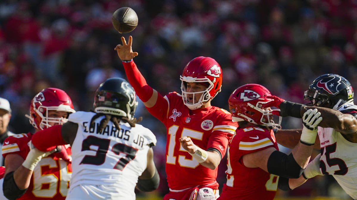 Patrick Mahomes pass