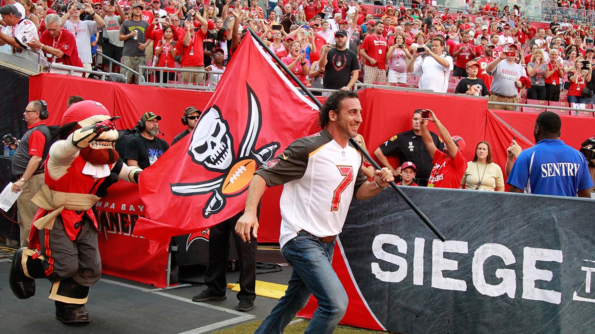 Martin Gramatica runs out of the tunnel