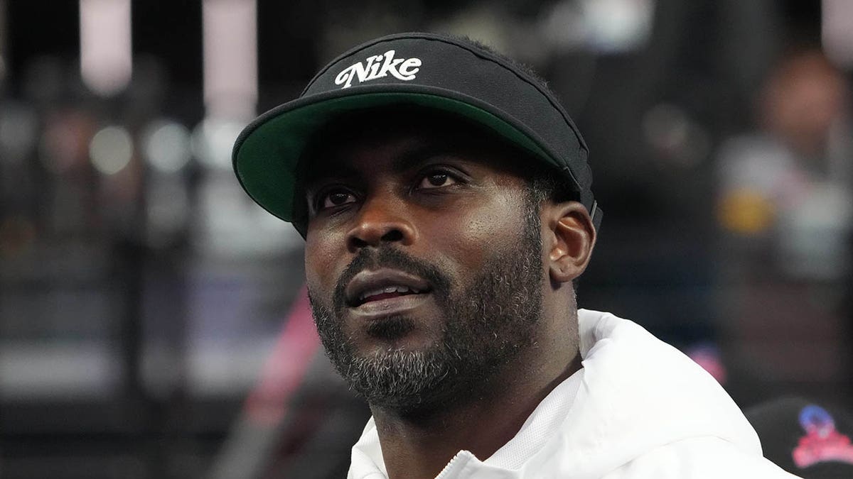 La ex fortuna de la NFL Michael Vick acepta el puesto de preparador en patriarca de fútbol gringo universitario: mensaje