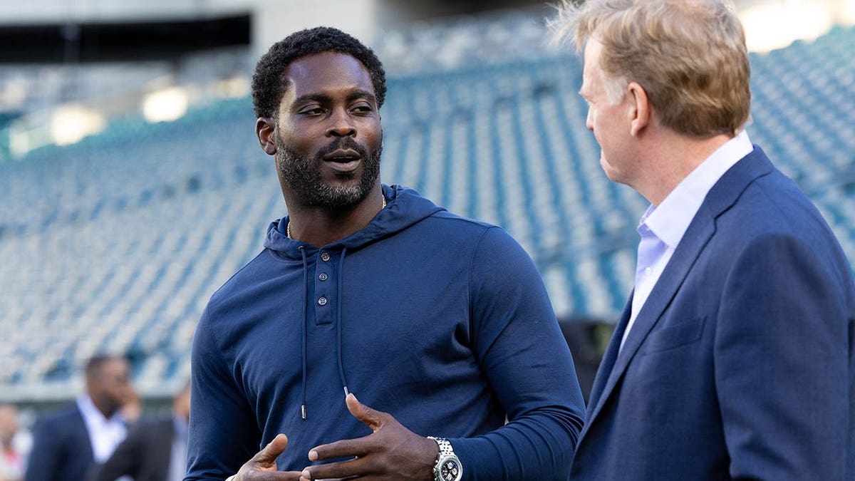 Michael Vick habla con Roger Goodell