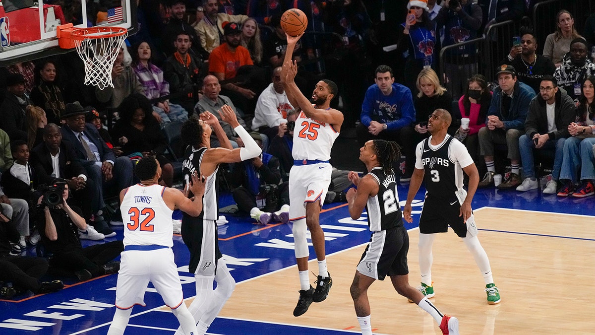 Mikal Bridges melepaskan tembakan