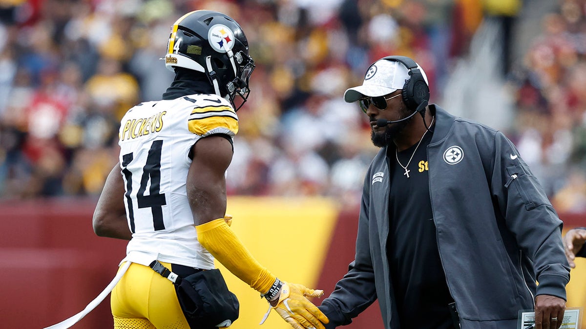 Mike Tomlin shakes hands with George Pickens