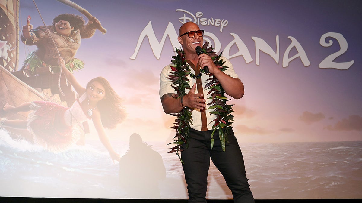 Dwayne The Rock Johnson mengenakan lei dan kacamata hitam di pemutaran film Moana 2 di Oahu