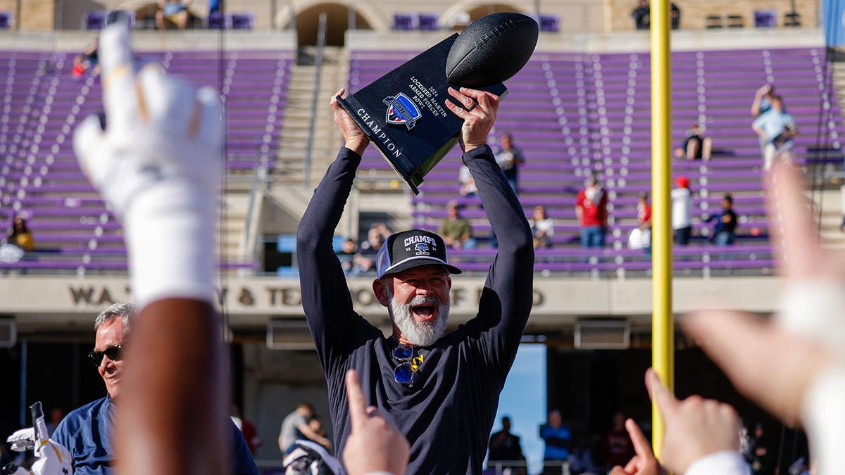 La Armada niega la conquista de Oklahoma en el Armed Forces Bowl luego de detener la conversión tardía de 2 puntos