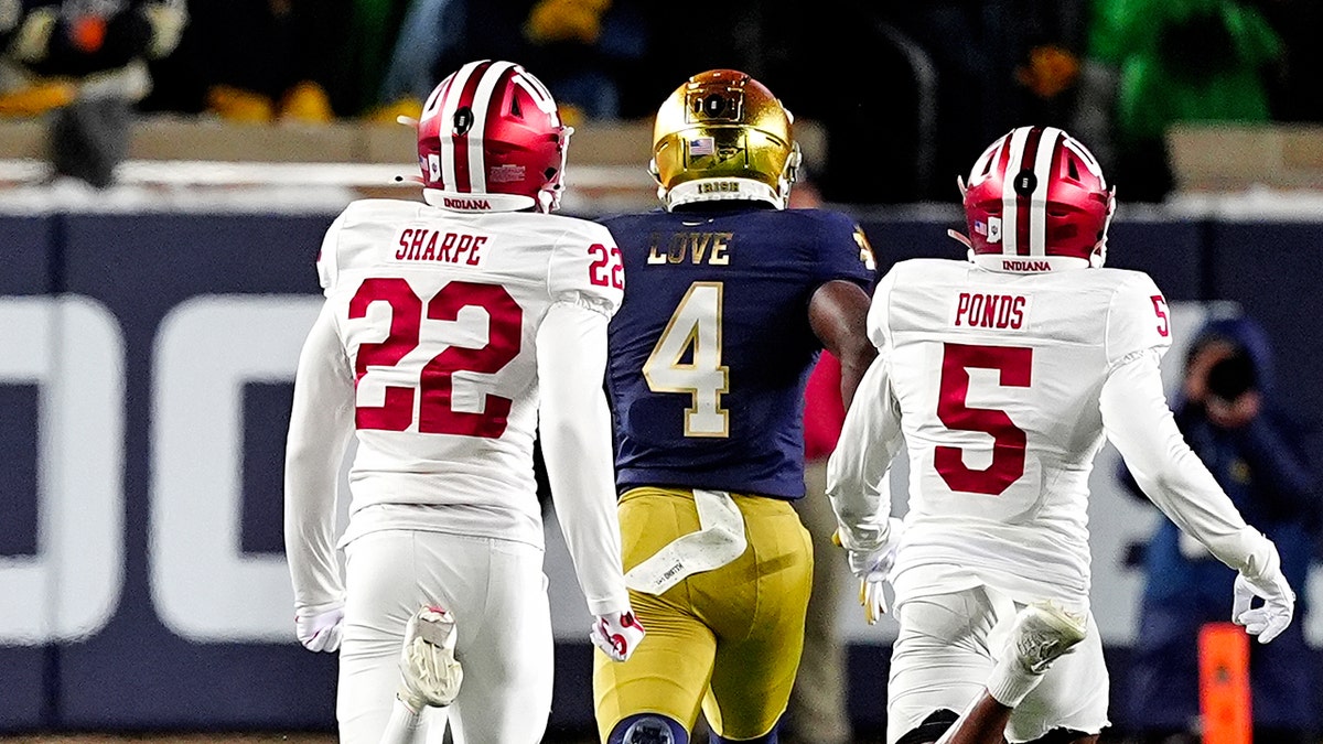 ARCHIVO: El corredor irlandés Jeremiyah Love (4) de Notre Dame Fighting rompe una carrera de 98 yardas para un touchdown contra los Indiana Hoosiers el 20 de diciembre de 2024, durante el partido de playoffs de la primera ronda de la CFP en el estadio de Notre Dame en South Bend, Indiana. 