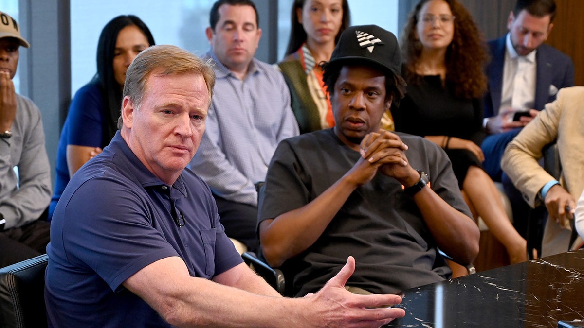 Roger Goodell y Jay Z asisten a una reunión