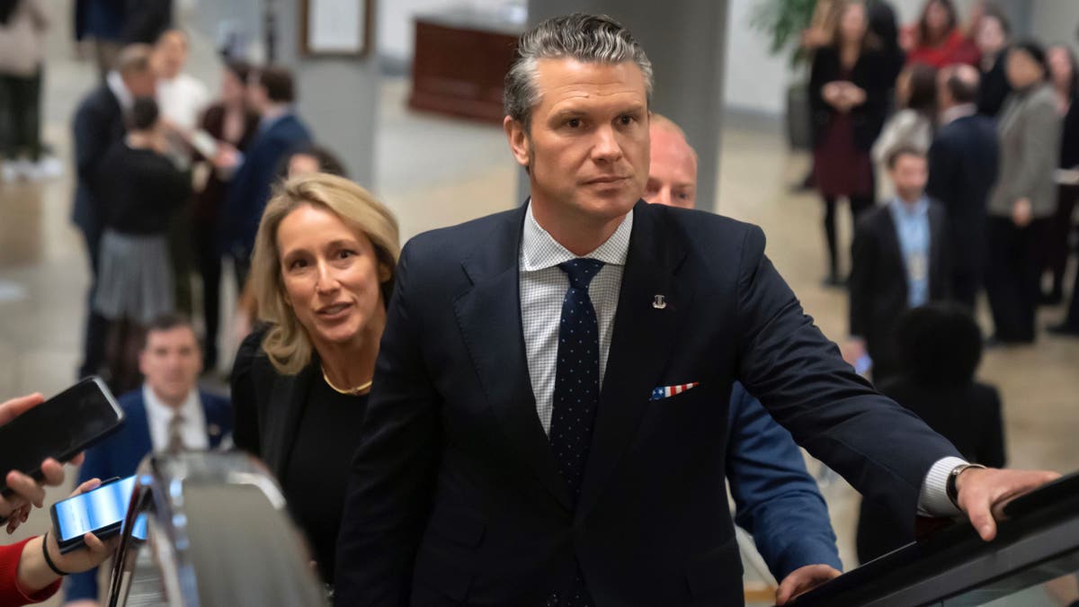 Pete Hegseth, nominado por el presidente electo Donald Trump para ser secretario de Defensa, está acompañado por su esposa Jennifer Rauchet, mientras caminan por los sótanos del Capitolio, el miércoles 4 de diciembre de 2024, en Washington. (AP Photo/Mark Schiefelbein)