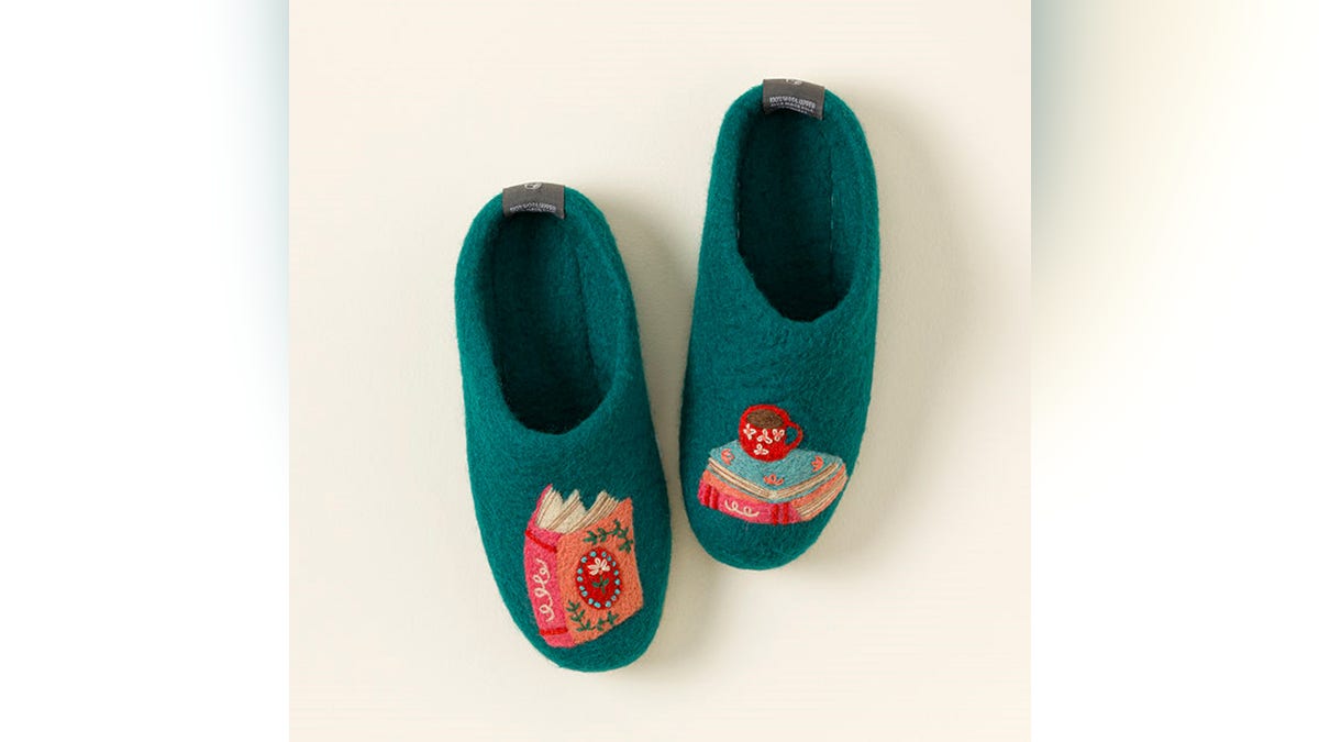 These are beautifully made felt slippers. 