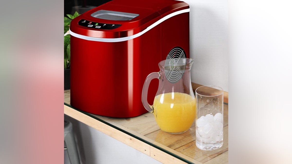 Make as much ice as you can with this portable ice maker. 