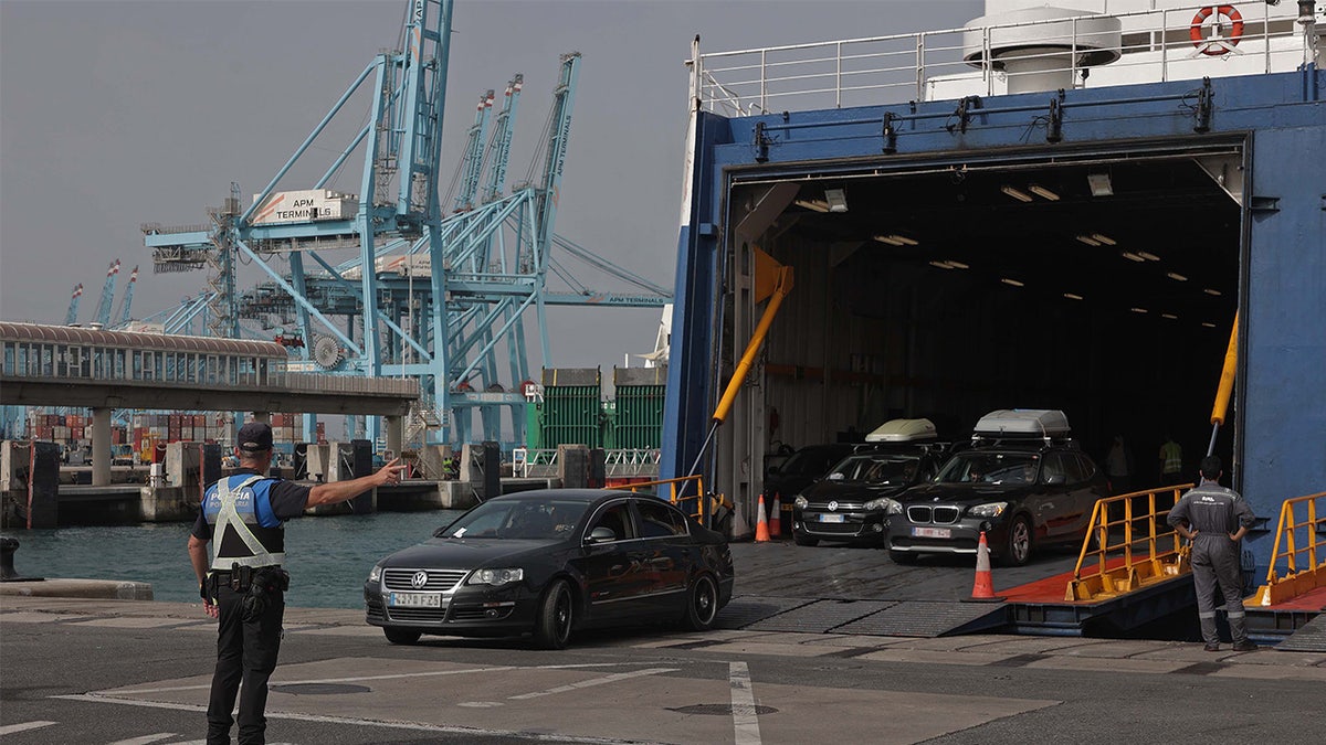 Mobil melaju dari tongkang menuju pelabuhan di Algeciras, Spanyol