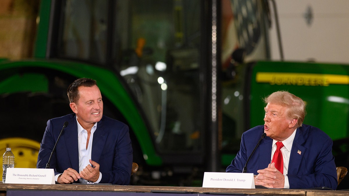 Rick Grenell e Donald Trump à mesa