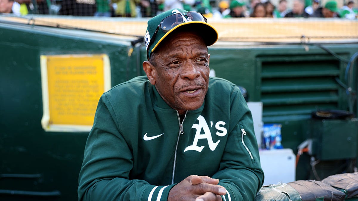 Rickey Henderson in dugout