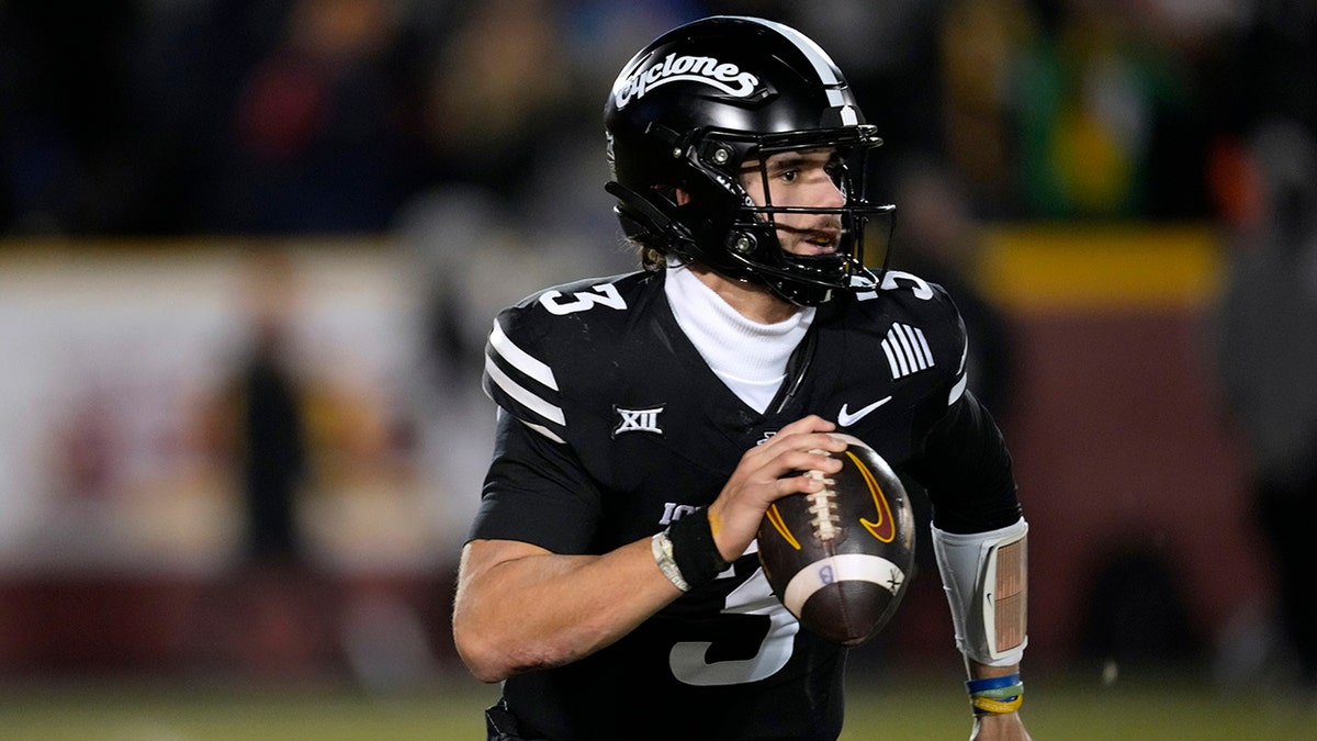 Rocco Becht looks to pass