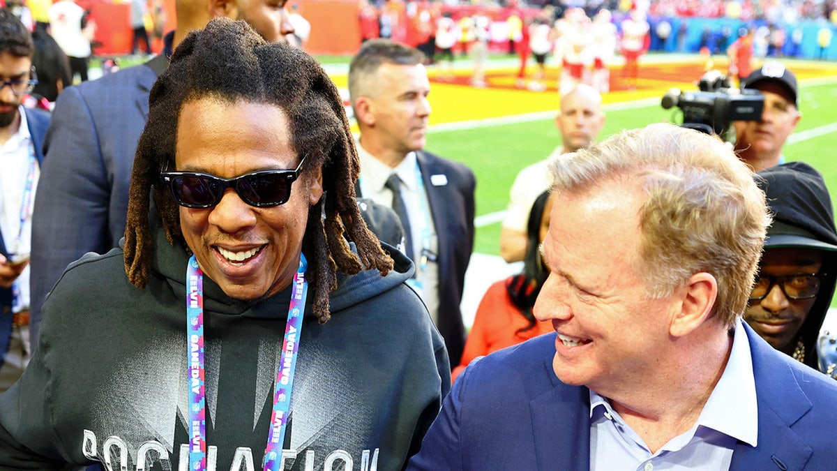 El comisionado de la NFL Roger Goodell dice que la relación de Jay-Z con la ataderas permanece intacta en medio de acusaciones de golpe sexual