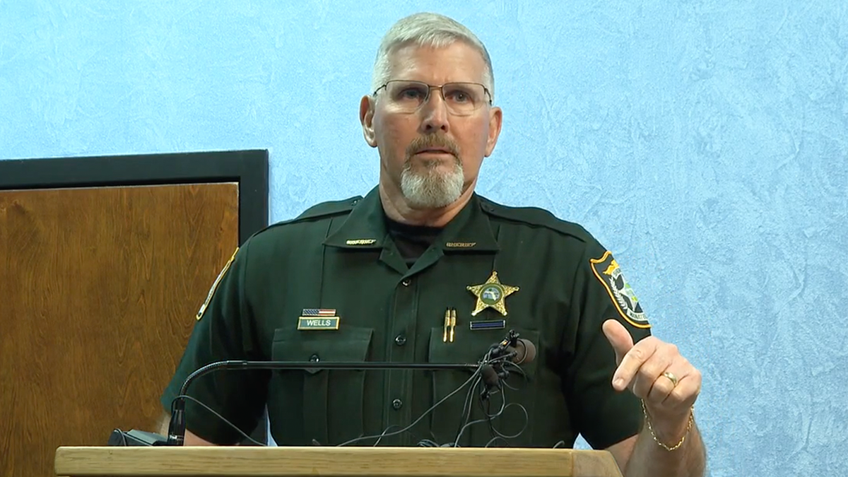 Sheriff Manatee County Rick Wells berbicara pada konferensi pers.