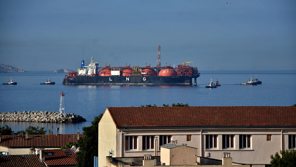 28 August 2024, Mecklenburg-Western Pomerania, Mukran: Accompanied by tugs, the LNG tanker 