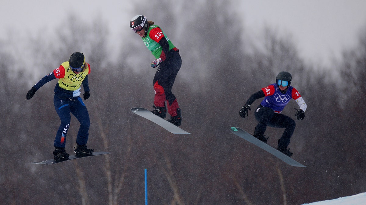 Snowboarders compete in 2022