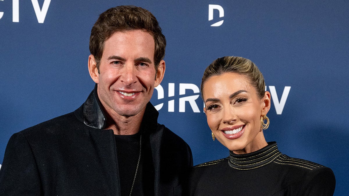 Bintang HGTV Tarek El Moussa dan istrinya Heather El Moussa berkoordinasi dalam pakaian hitam yang serasi