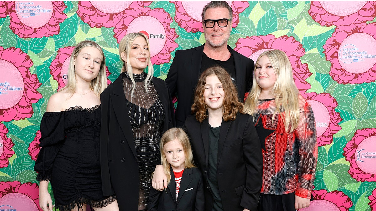 Tori Spelling y Dean McDermott con sus hijos.