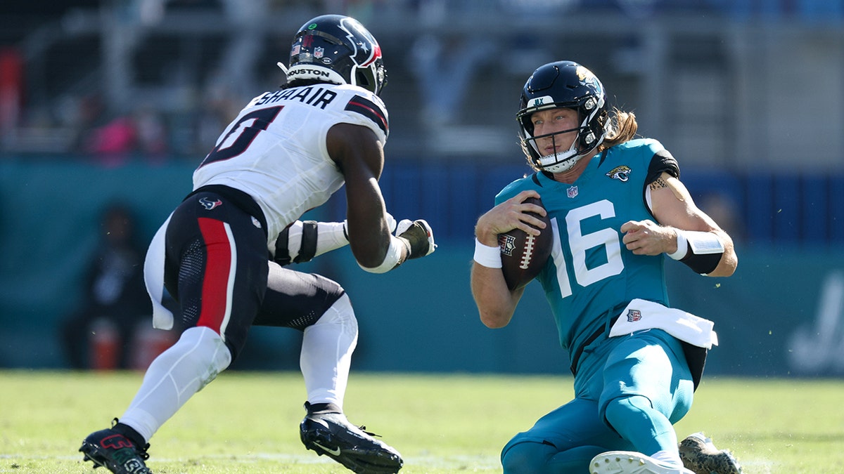 Los jugadores de los Jaguars critican a Azeez Al-Shaair de los Texans por un 'moradura tonto' a Trevor Lawrence