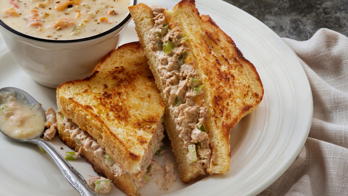 Zu sehen sind ein Thunfisch-Sandwich und eine Schüssel Muschelsuppe.