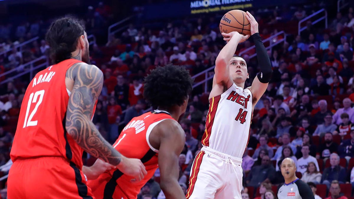 Tyler Herro shoots