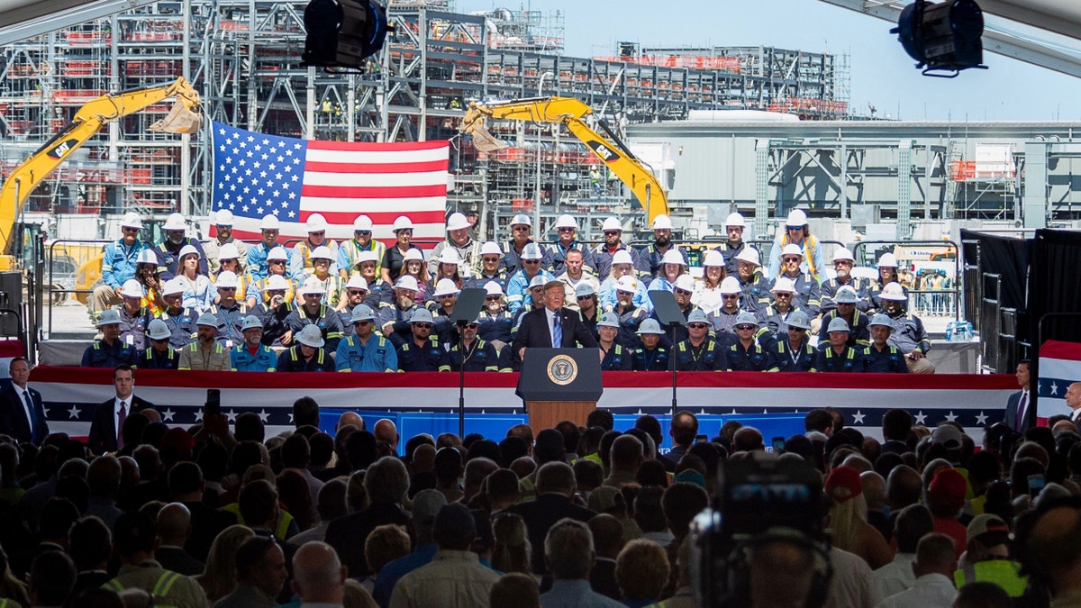 O presidente Donald Trump falou no terminal de exportação de Cameron LNG em Hacberry, Louisiana, em 2019. (Scott Claus/EUA hoje)