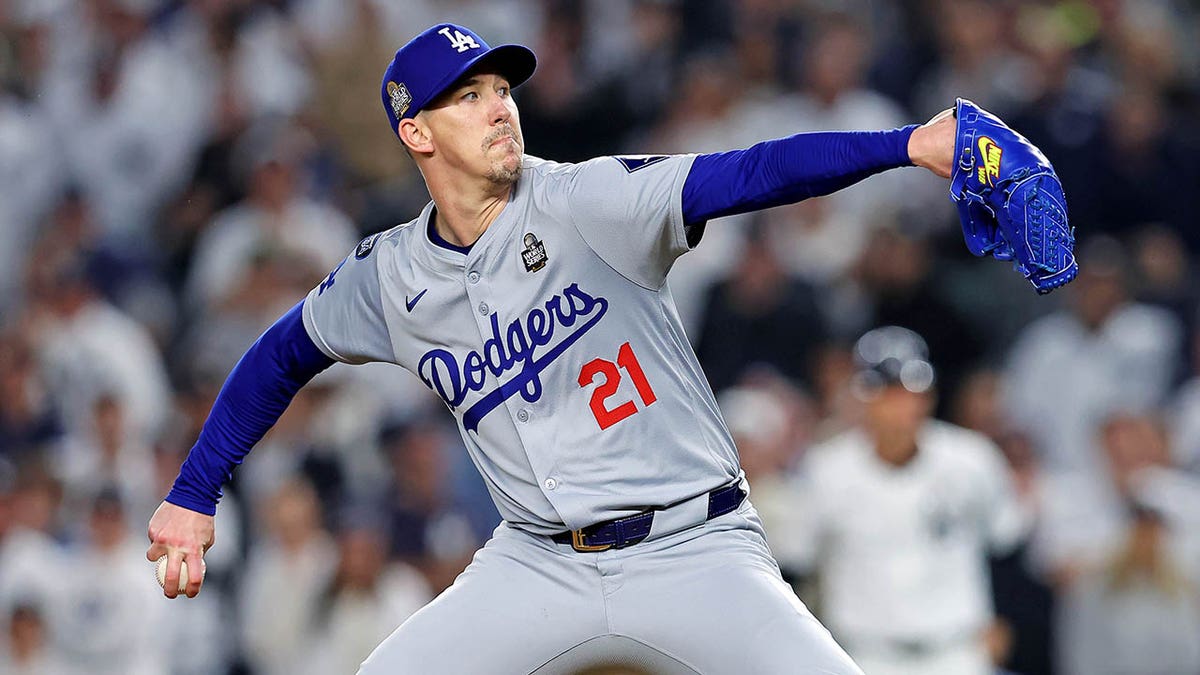 Walker Buehler melakukan lemparan