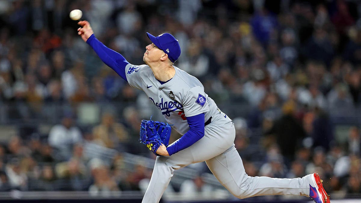 Walker Buehler melakukan lemparan