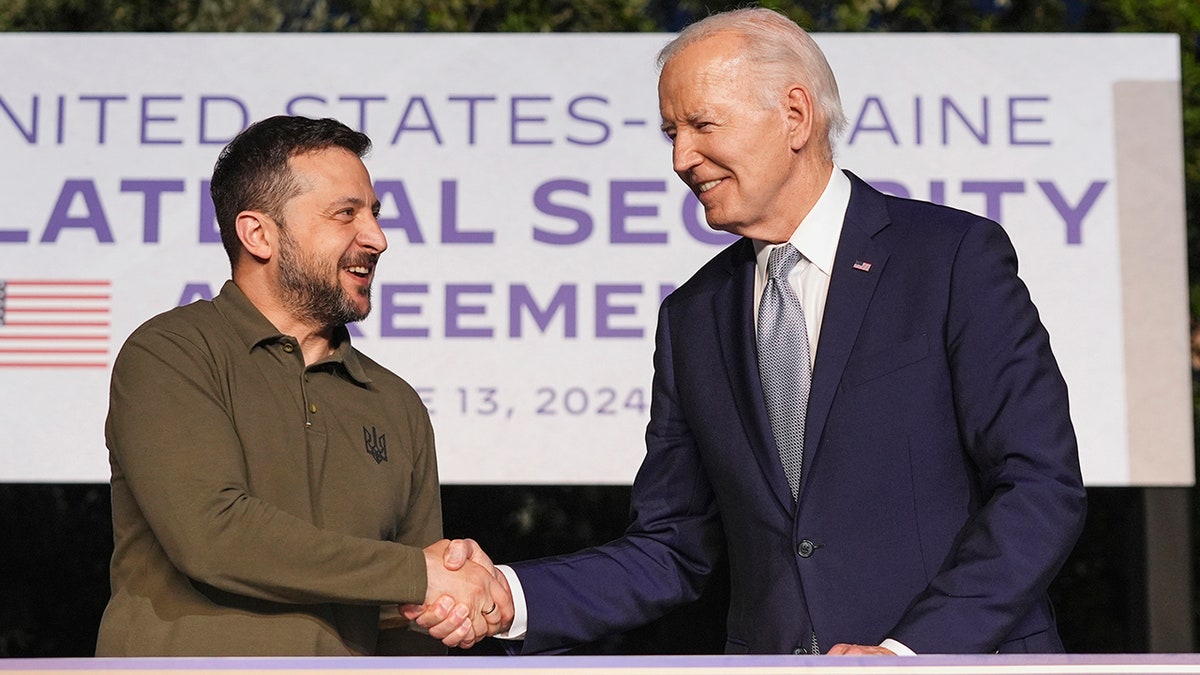 Zelenskyy dan Biden berjabat tangan